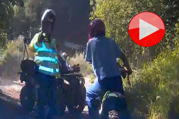 Ujíždějící motorkář při policejní akci u Lačnova
