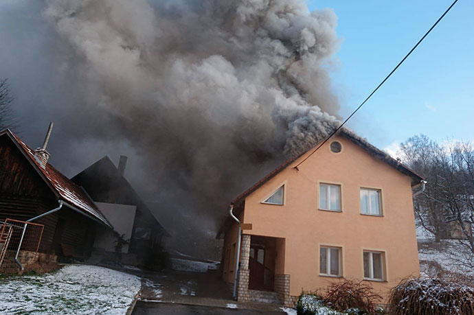 Požár zachvátil střechu domu ve Valašské Senici