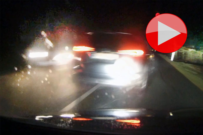 Při předjíždění v zatáčce způsobil nehodu a ujel