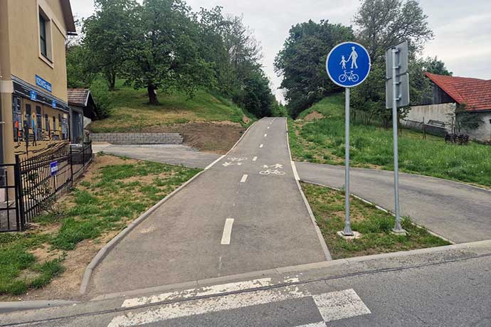 Někteří jezdci na motocyklech či čtyřkolkách si pletou cyklostezku se silnicí