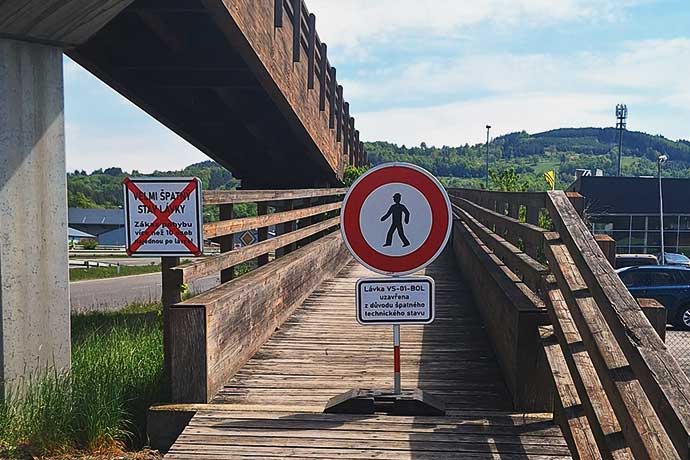 Dřevěná lávka nevydržela. Stála 28 milionů korun a nyní půjde k zemi