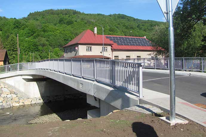 Nový most přes Senici ve Valašské Polance je hotový