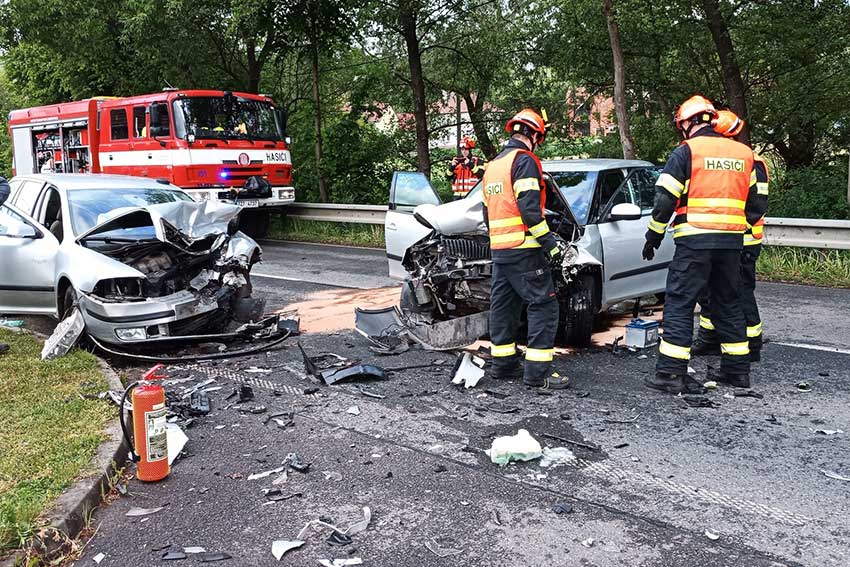 Nehoda dvou osobních automobilů uzavřela silnici u Luhačovic