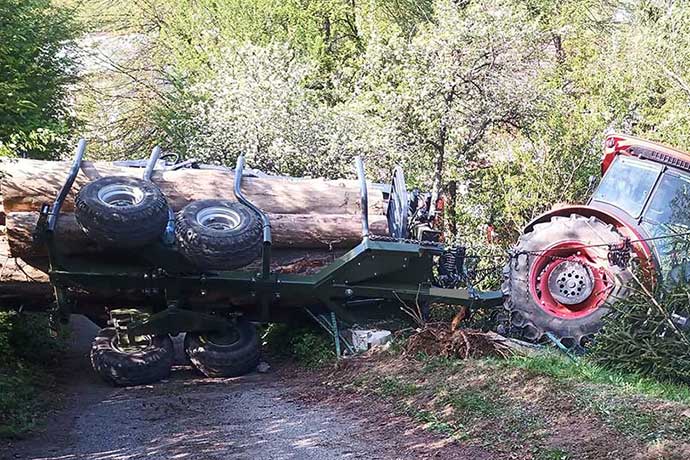 Traktor s vyvážečkou při havárii poškodil plynovou přípojku