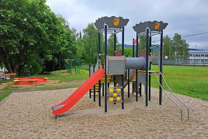 U základní školy ve Valašských Kloboukách slouží dětem nové hřiště, dospělým workoutové prvky
