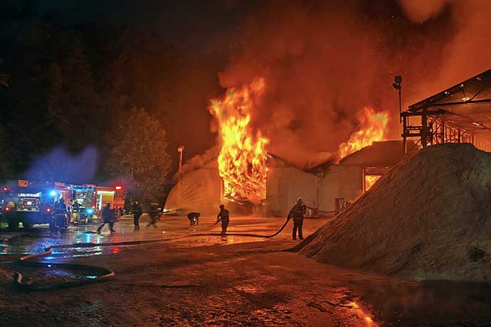Ničivý požár ve Velkých Karlovicích: Dva zranění a stamilionové škody
