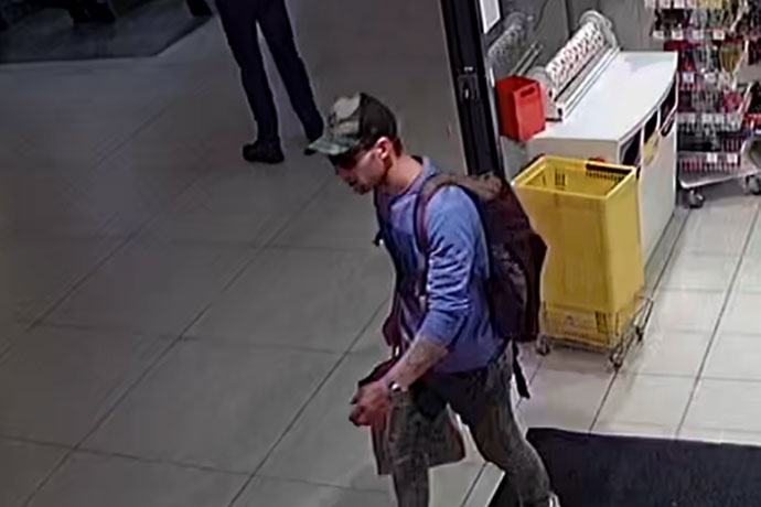 Policisté pátrají po muži kvůli krádeži v drogerii