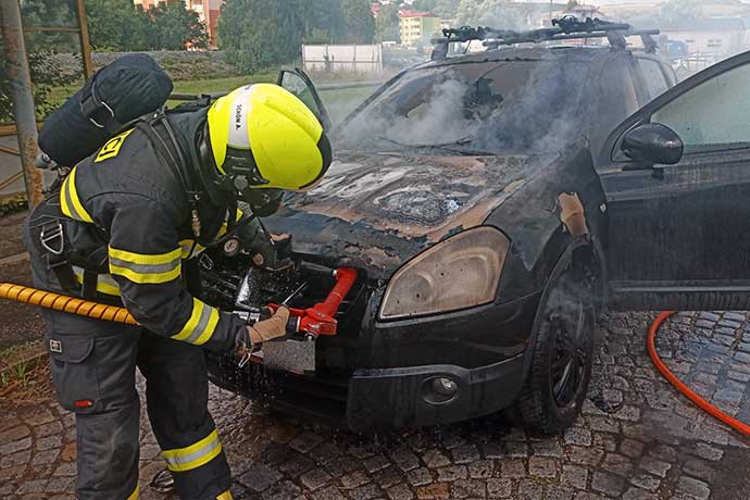 Znovu hořelo auto, hasiči zasahovali v Luhačovicích