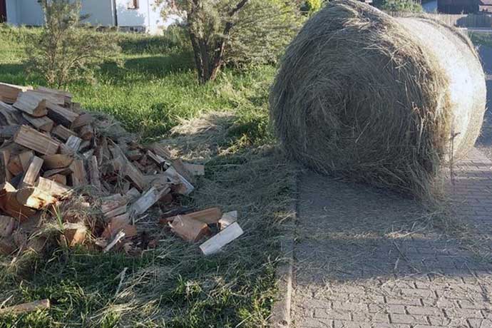 Kuriózní nehoda ve Francově Lhotě: balík sena srazil ženu na zahradě