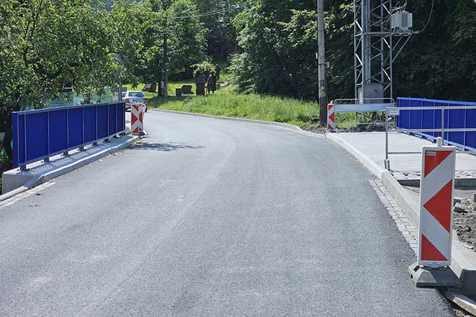 Nový most ve Velkých Karlovicích v údolí potoka Pluskovce je hotov