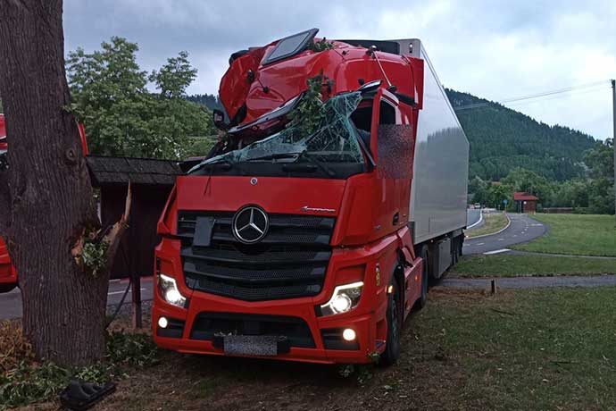 Řidič kamionu dostal mikrospánek. V Lidečku sjel ze silnice a narazil do lípy