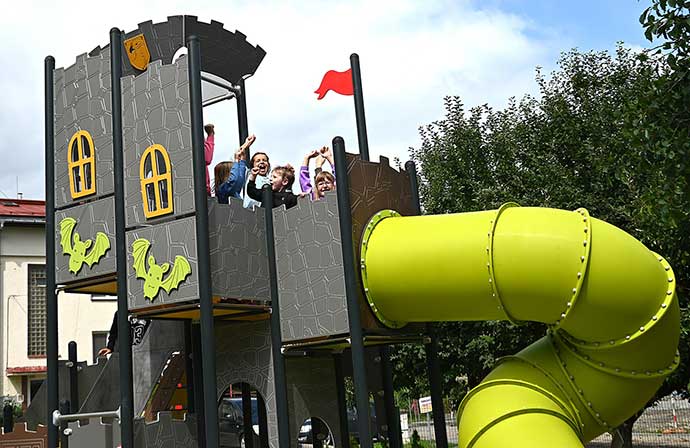 Děti z Horní Lidče si užívají zbytek prázdnin na novém hřišti