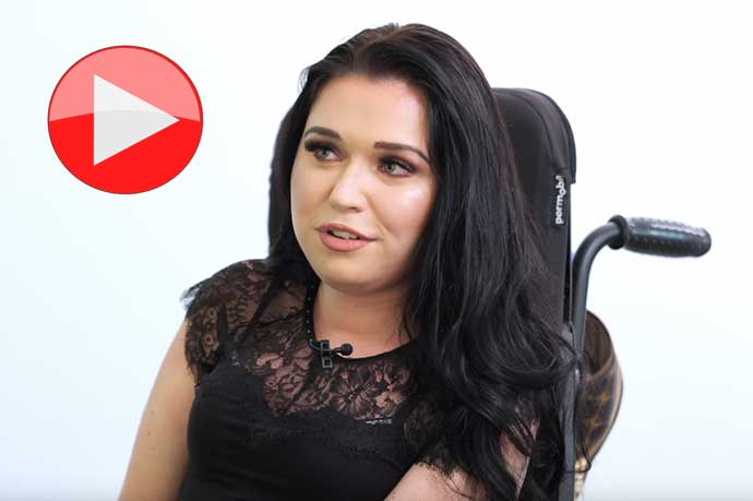 Zrazují ji vlastní svaly, přesto tančí a pomáhá druhým